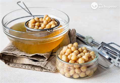 Líquido de garbanzos (aquafaba) en un bol