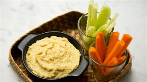 Hummus con bastones de zanahoria y pepino