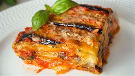 Lasaña de berenjena gratinándose en el horno
