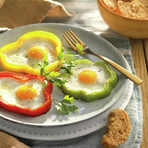 Huevos fritos con pimientos de colores