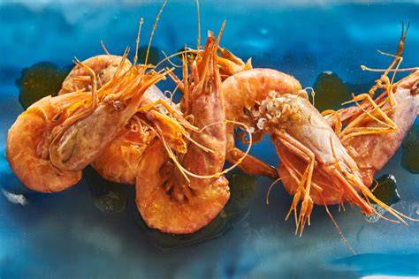 Cabezas de gambas rehogándose en aceite
