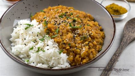 Plato de Dahl de lentejas rojas con arroz basmati y cilantro