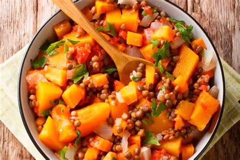 Guiso de lentejas con calabaza, boniato y setas