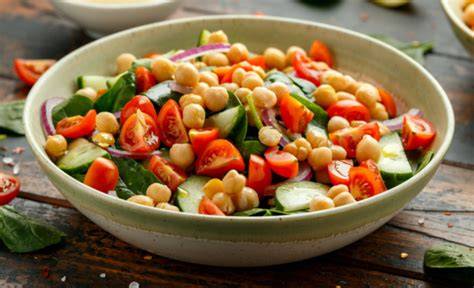 Ensalada de garbanzos con verduras frescas