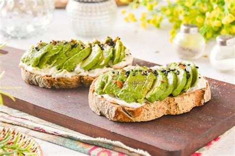 Tostada de aguacate con flatbread y semillas
