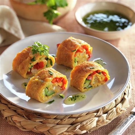 Rollitos de tortilla rellenos de verduras y queso