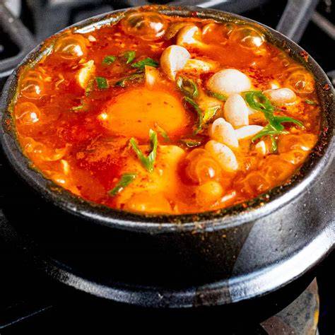 Sundubu Jjigae burbujeando en un ttukbaegi