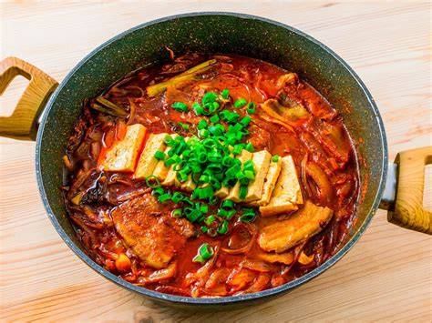 Diversos ingredientes para Sundubu Jjigae: tofu, gochugaru, kimchi, mariscos