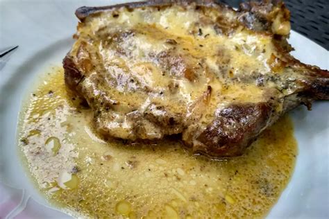 Chuletas de aguja con cobertura de queso antes de hornear