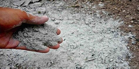 Imagen de cenizas de barbacoa enfriadas y listas para desechar