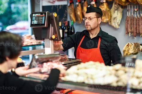 Carnicero profesional atendiendo a un cliente en Carnes del Valle