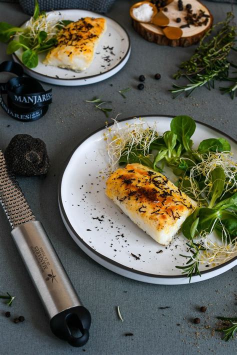 Bacalao con trufa negra laminada y canónigos