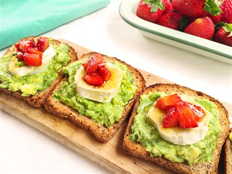 Tostas de aguacate, atún y pimiento con semillas de sésamo