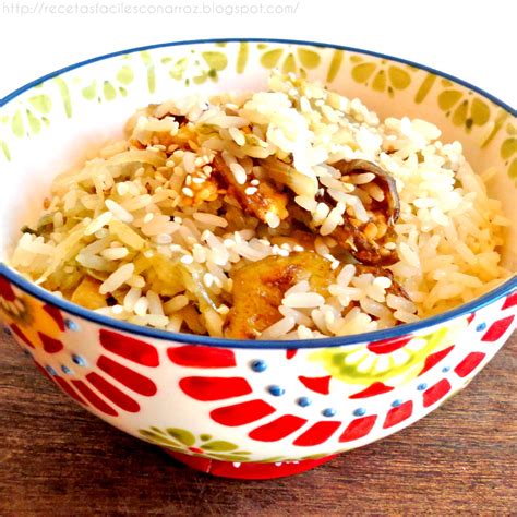 Arroz con berenjenas y espárragos en un plato