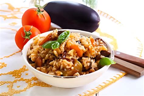 Arroz con berenjenas y espárragos servido con decoración