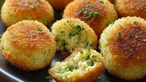 Croquetas doradas en una bandeja de horno