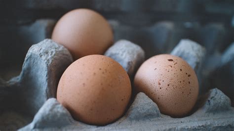 Huevos camperos y ecológicos en un supermercado