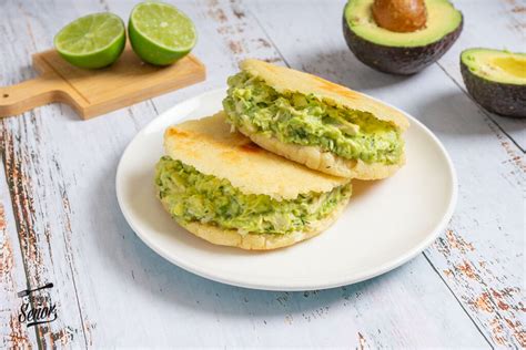 Arepa reina pepiada rellena