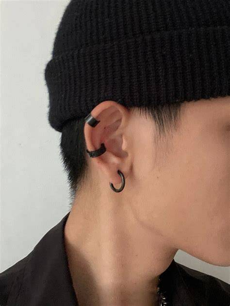 Hombre usando ear cuff en la oreja