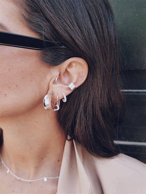 Detalle de un ear cuff de plata de ley