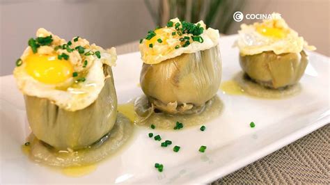 Alcachofas con huevos de codorniz en un plato