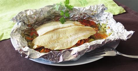 Merluza al vapor con verduras en papillote