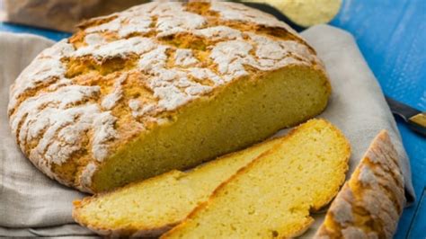 Pan de maíz vegano sin gluten recién horneado