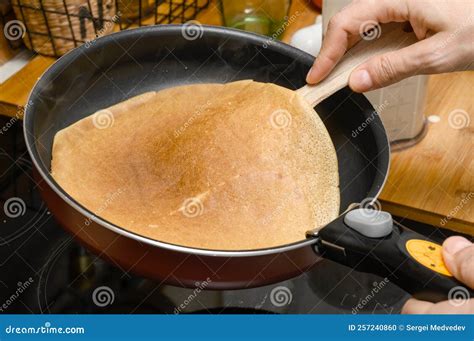 Panqueques recién hechos en una sartén