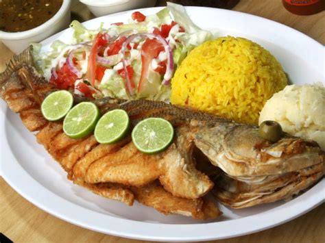 Pescado frito con guarniciones