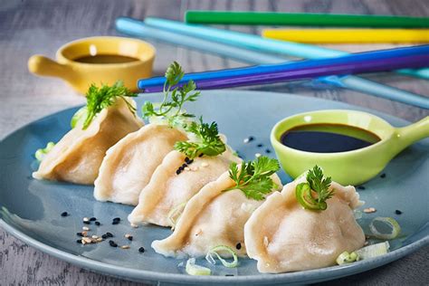 Ingredientes esenciales para empanadillas chinas sobre una tabla de cortar