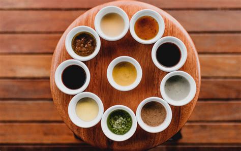 Varias salsas chinas para acompañar dumplings
