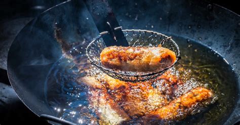 Proceso de fritura del cachopo en aceite caliente