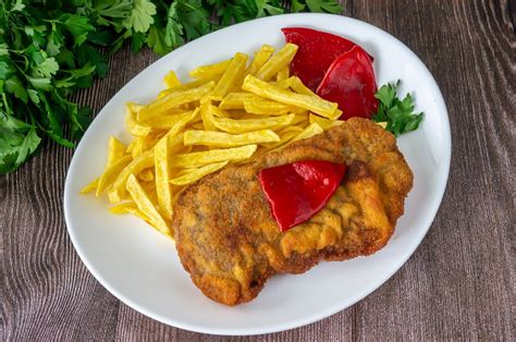 Cachopo emplatado con guarnición de patatas y pimientos