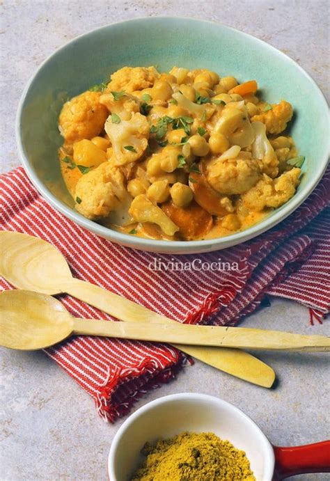 Plato de curry de calabaza y coliflor con garbanzos