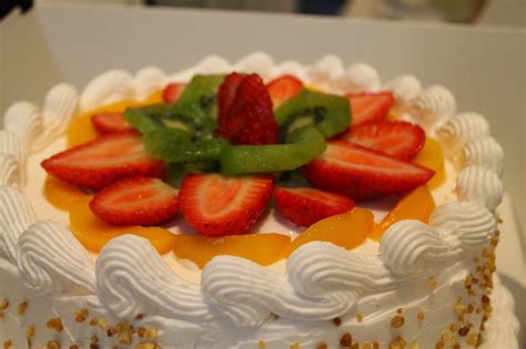 Torta tres leches decorada con frutas