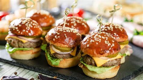 Montaje de los ingredientes en el pan de mini hamburguesa