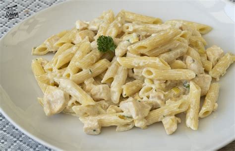 Pasos de preparación de pasta con pollo y salsa