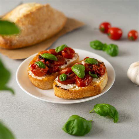 Tartaletas rústicas con queso de cabra y tomates cherry