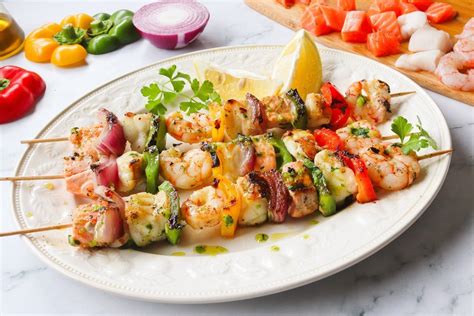 Brochetas de mariscos y tomates cherry