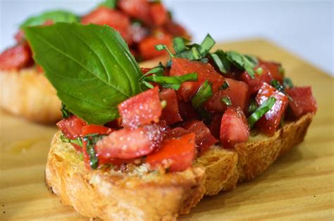 Bruschettas de mozzarella, albahaca y tomate cherry