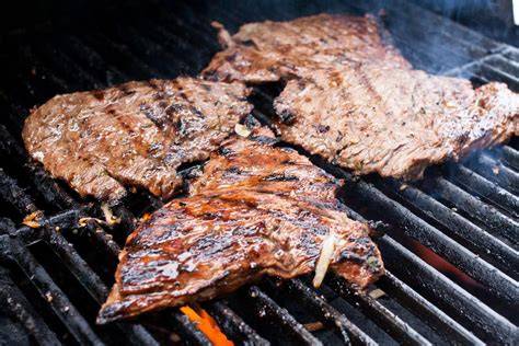 Plato de carne asada y costillas en Asados Del Oeste