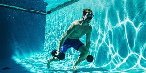 Entrenamiento de natación en piscina