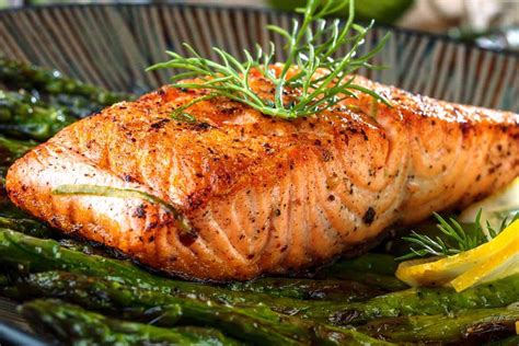Salmón fresco y variedad de verduras