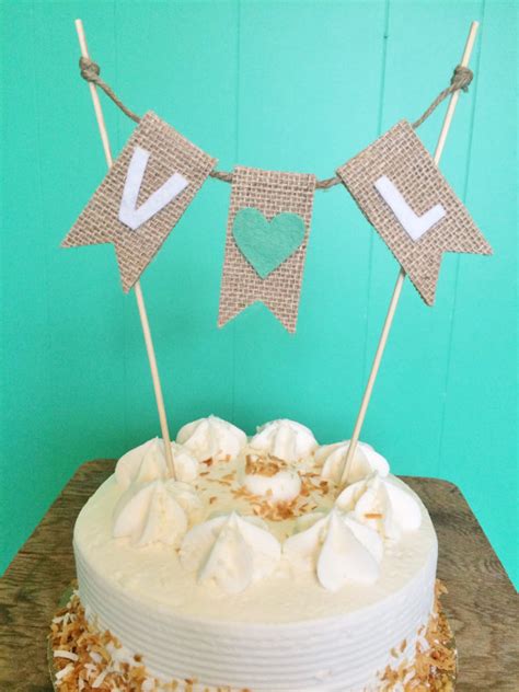 Tarta decorada con banderines personalizados