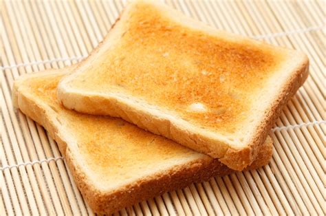 Esquema comparativo: pan fresco vs. pan tostado y su efecto en la saciedad