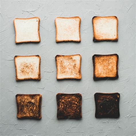 Pan tostado con diferentes grados de tostado para ilustrar la acrilamida