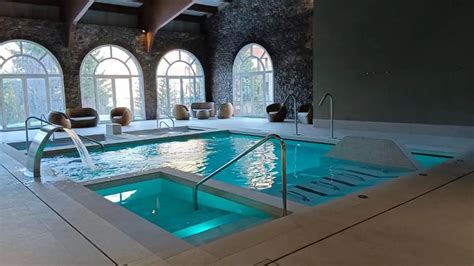 Piscina interior del Hotel Llop Gris con área de relax