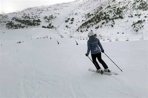 Personas esquiando en las pistas de Grandvalira, cerca del Hotel Llop Gris