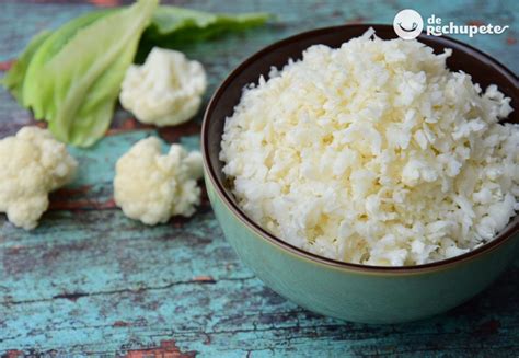 Arroz de coliflor en un bol con ingredientes frescos