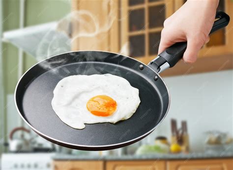Huevo frito al vapor en sartén con agua